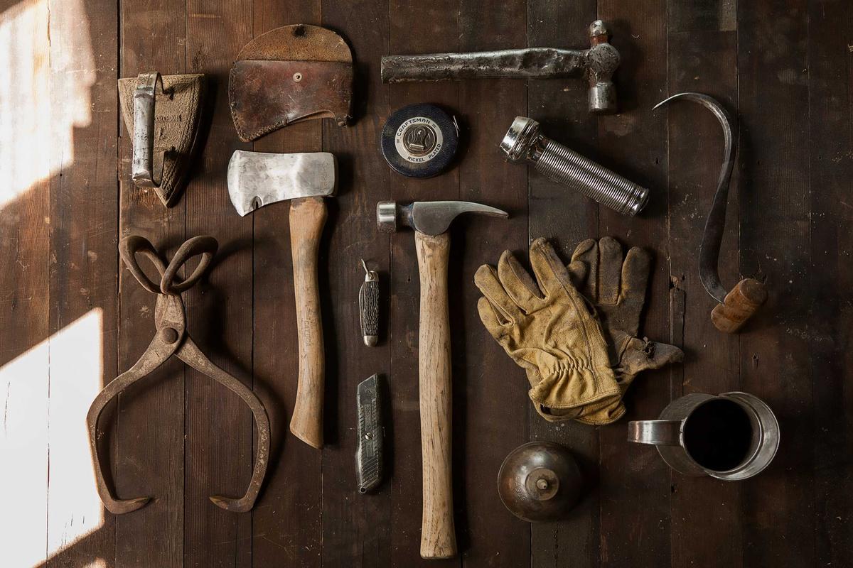 Les outils d'un artisan posés sur un établi.