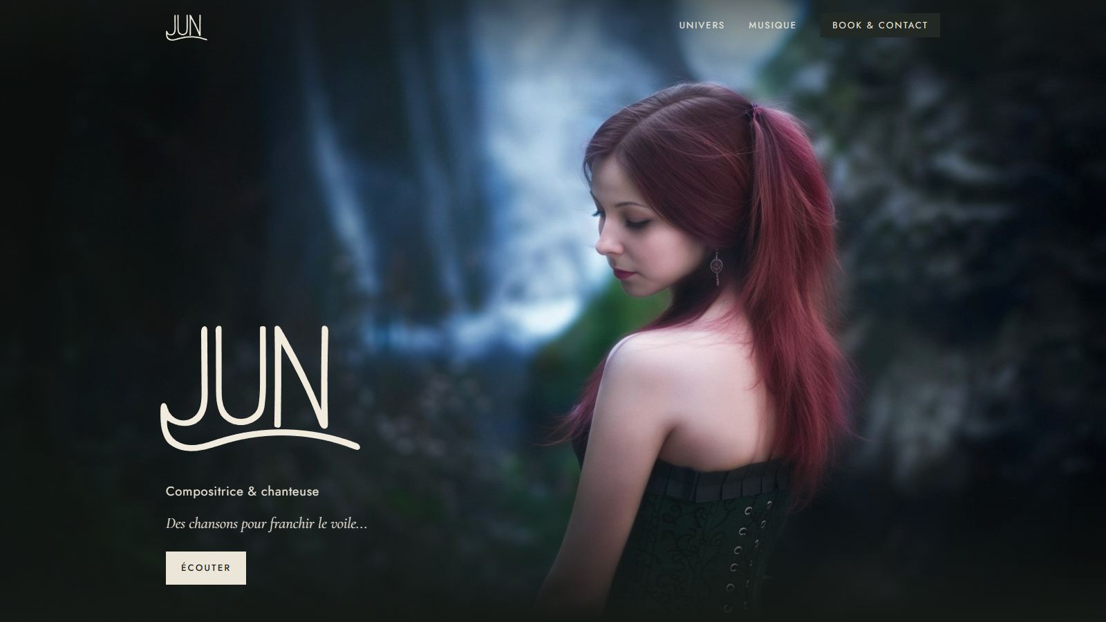 Page d'accueil de junmusic.fr : la chanteuse Jun en forêt, avec son logo manuscrit.